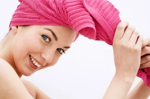 Hình ảnh ủ tóc bằng khăn ấm, một phương pháp hỗ trợ tăng cường hấp thụ dưỡng chất cho tóc sau khi sử dụng cách chữa rụng tóc hiệu quả nhất