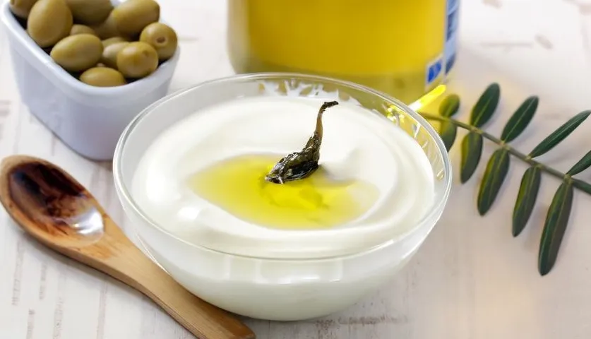 Mặt nạ tóc từ quả bơ và trứng là cách phục hồi tóc xơ tại nhà giàu dưỡng chất