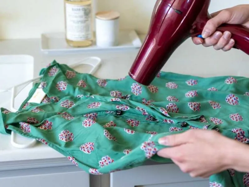 Áo sơ mi được là phẳng bằng máy sấy tóc