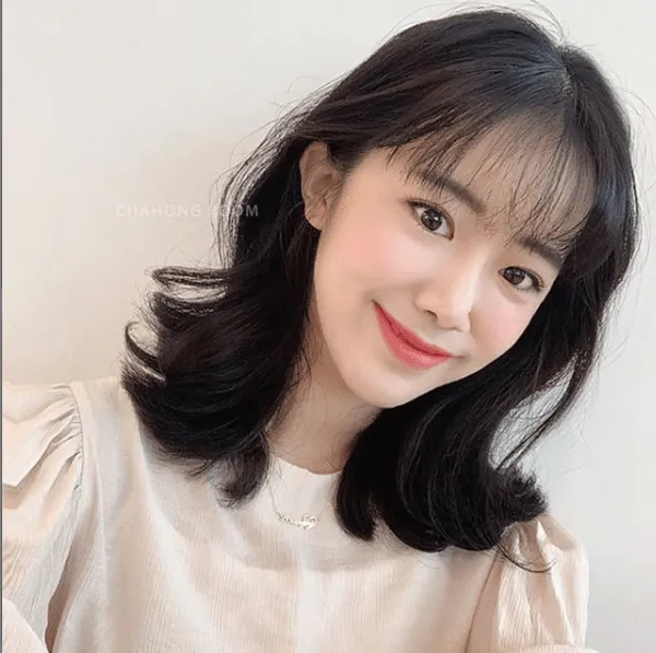 Khuôn mặt dài cân đối với kiểu tóc ngắn và mái mưa Hàn Quốc