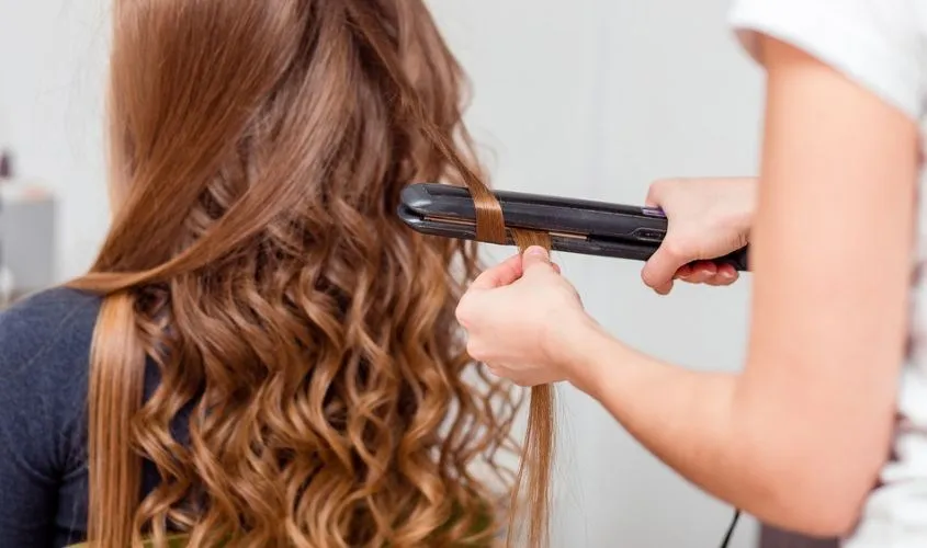 Để giữ nếp tóc uốn lâu hơn bạn nên đến tiệm làm tóc