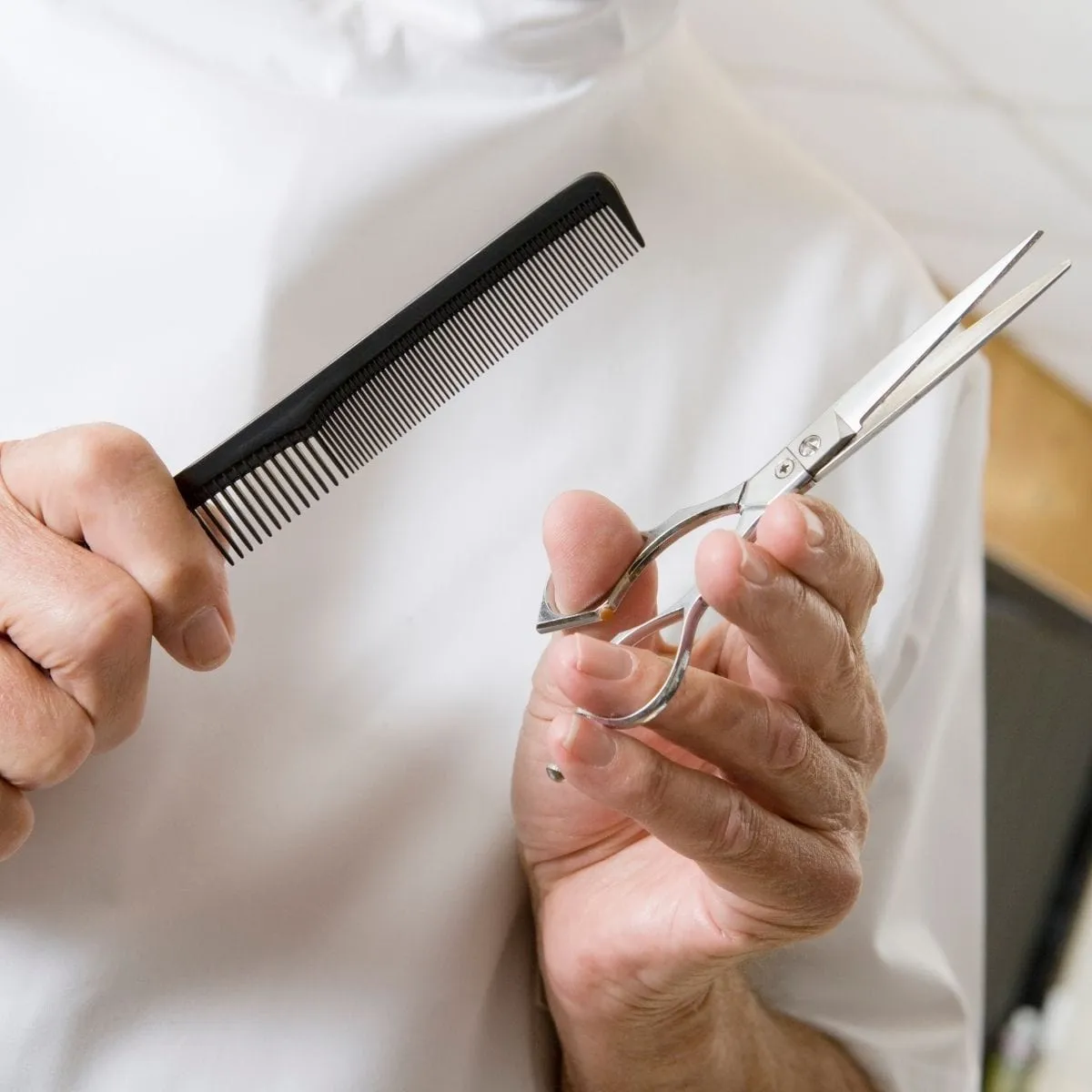 Thợ cắt tóc cầm lược
