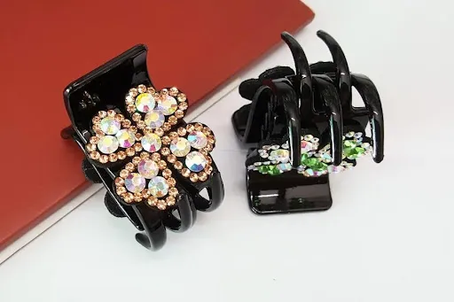 Kẹp càng cua là vật dụng quen thuộc trong quy trình uốn tóc không nhiệt