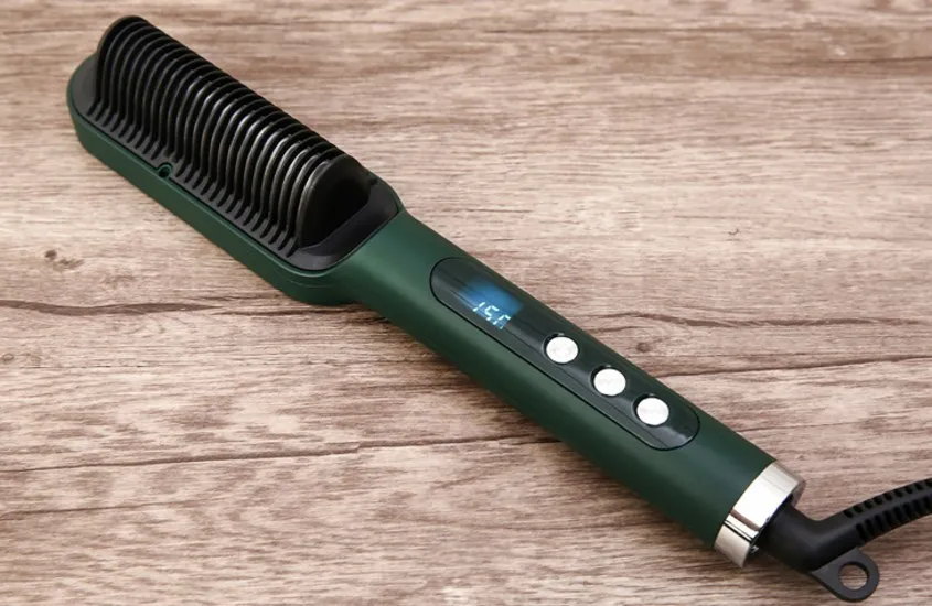 Dùng lược răng thưa hoặc lược điện để chải tóc uốn theo cách gội đầu giữ nếp tóc