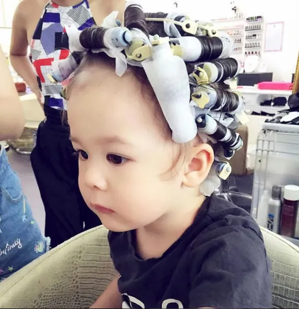 Cần tránh các phương pháp uốn tóc bằng hóa chất mạnh gây tổn thương cho trẻ em