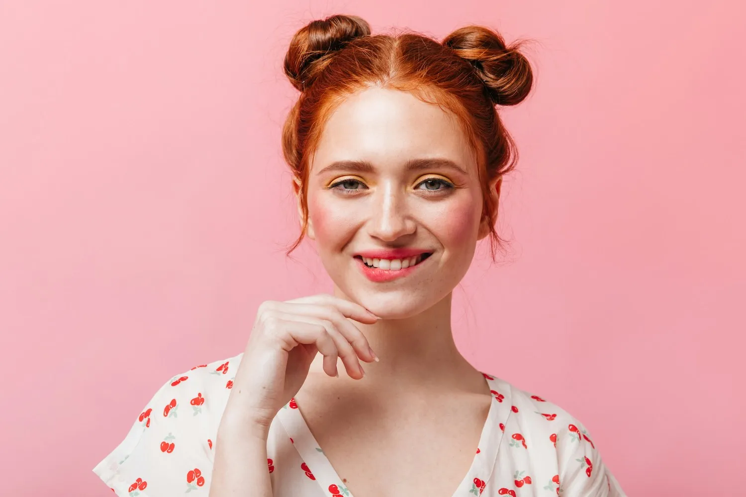 Hình ảnh cô gái tóc xoăn sóng nước uốn bằng phương pháp búi xoắn đôi không dùng nhiệt