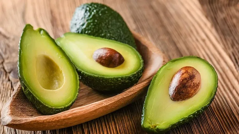 Quả bơ là nguyên liệu chứa nhiều dưỡng chất tốt cho tóc khô xơ không nên bỏ qua khi hấp tại nhà