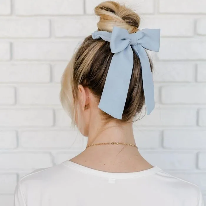 Búi tóc đính nơ là cách búi tóc đẹp cho mặt tròn tinh tế