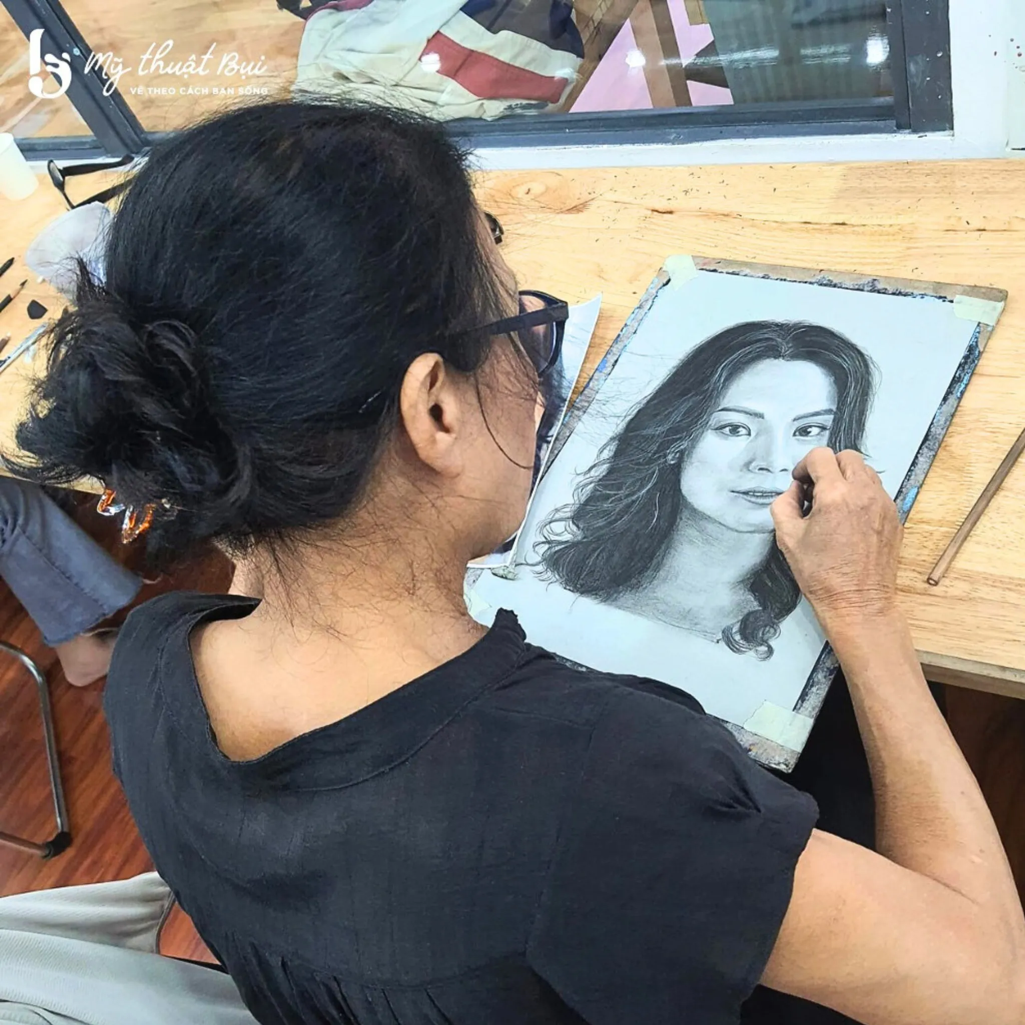 Bức vẽ chân dung nữ thể hiện kỹ thuật đổ bóng tóc chuyên nghiệp