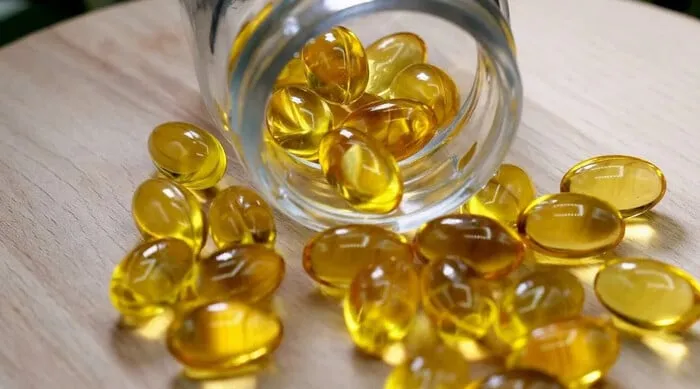 Dưỡng tóc bằng Vitamin E nguyên chất cần liều lượng cẩn thận để tránh bết dính