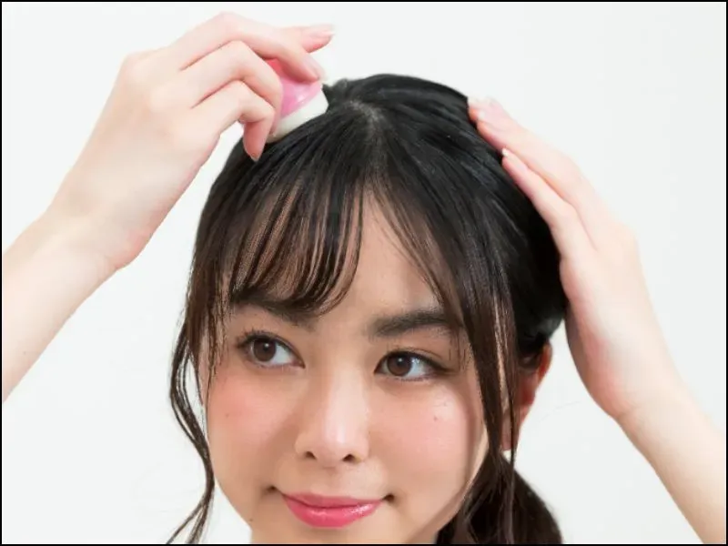 Sử dụng keo xịt tóc hoặc gel để vuốt ngược tóc mái hỏng tạo kiểu cá tính