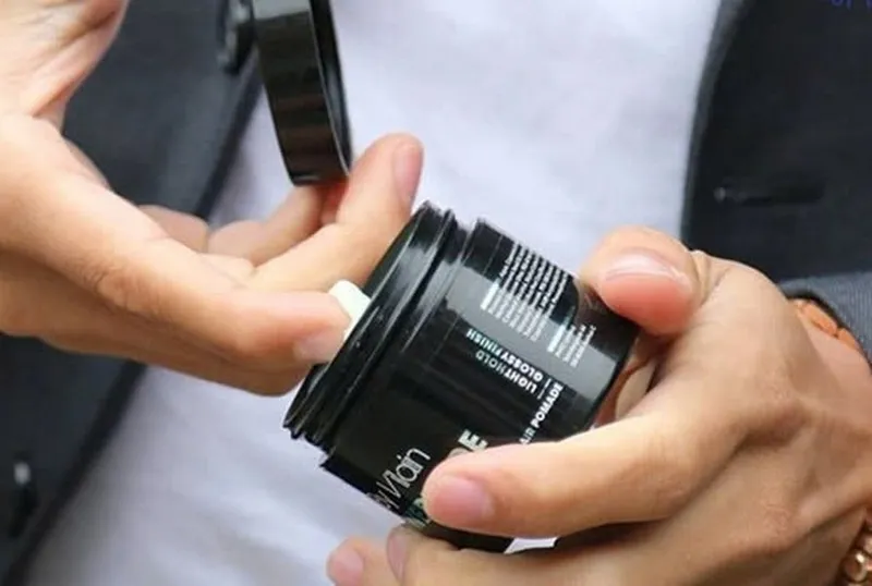 Lấy sáp vuốt tóc nam bằng đầu ngón tay