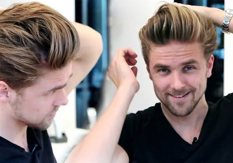 Người đàn ông thoa sáp vuốt tóc từ chân tóc đến ngọn