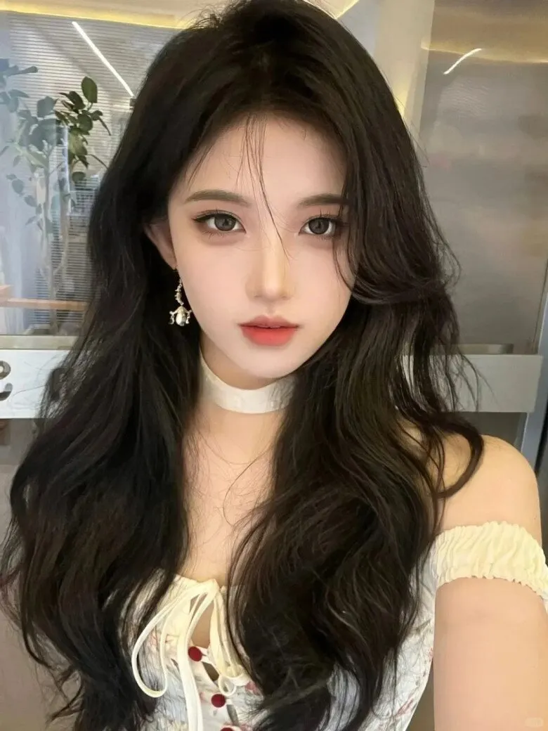 Kiểu tóc mái bay chữ S tạo cảm giác thanh lịch, trưởng thành và nữ tính