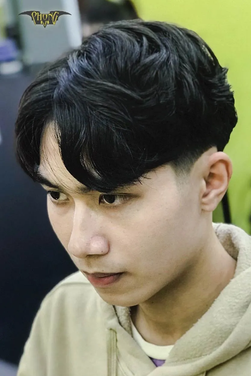 Mẫu side part vuốt rủ lãng tử sẽ khiến bạn ngẩn ngơ bởi vẻ đẹp đầy cá tính và quyến rũ. Tóc được vuốt ngược theo phong cách cổ điển, tạo cho bạn phong cách lãng tử nổi bật, tự tin và cuốn hút.