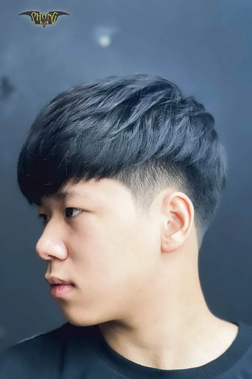 Nam giới với mái tóc gọn gàng, không bị chĩa dồ, thể hiện sự chăm sóc kỹ lưỡng