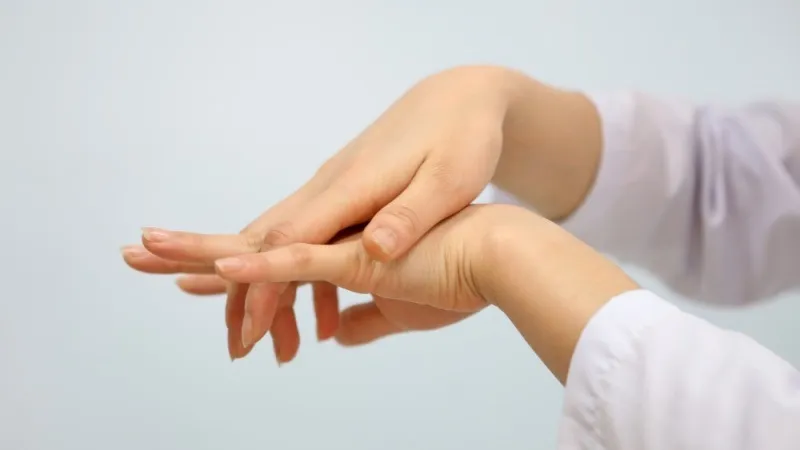 Xoa hai bàn tay với nhau để dầu dưỡng được phân tán đều ra tay, giúp thẩm thấu tốt hơn