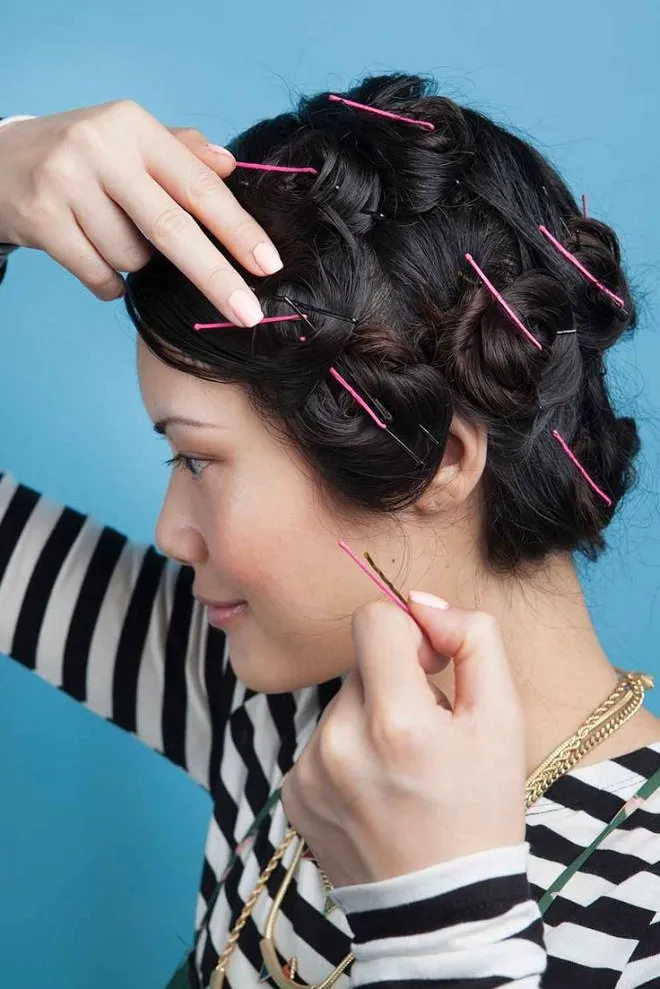 Tóc được cuốn và cố định bằng kẹp tăm để tạo sóng lớn chuẩn salon