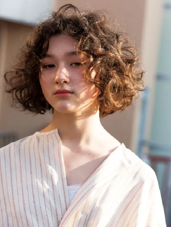 Kiểu tóc xoăn xù mì ngắn mang lại vẻ ngoài trẻ trung và đầy cuốn hút