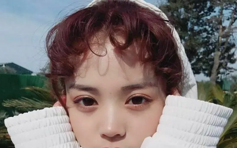 Kỹ thuật xoắn tóc mái bị hỏng và cố định bằng kẹp ghim tạo kiểu mềm mại