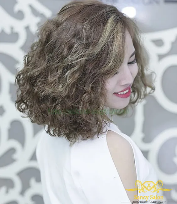 Cô gái với kiểu tóc ngắn uốn xù mì phồng, trẻ trung