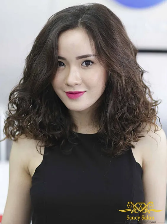 Tóc xoăn xù mì lọn nhỏ cá tính, thích hợp cho những cô nàng muốn thay đổi phong cách