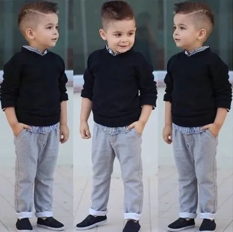 Gương mặt tươi cười của bé trai với kiểu tóc mới