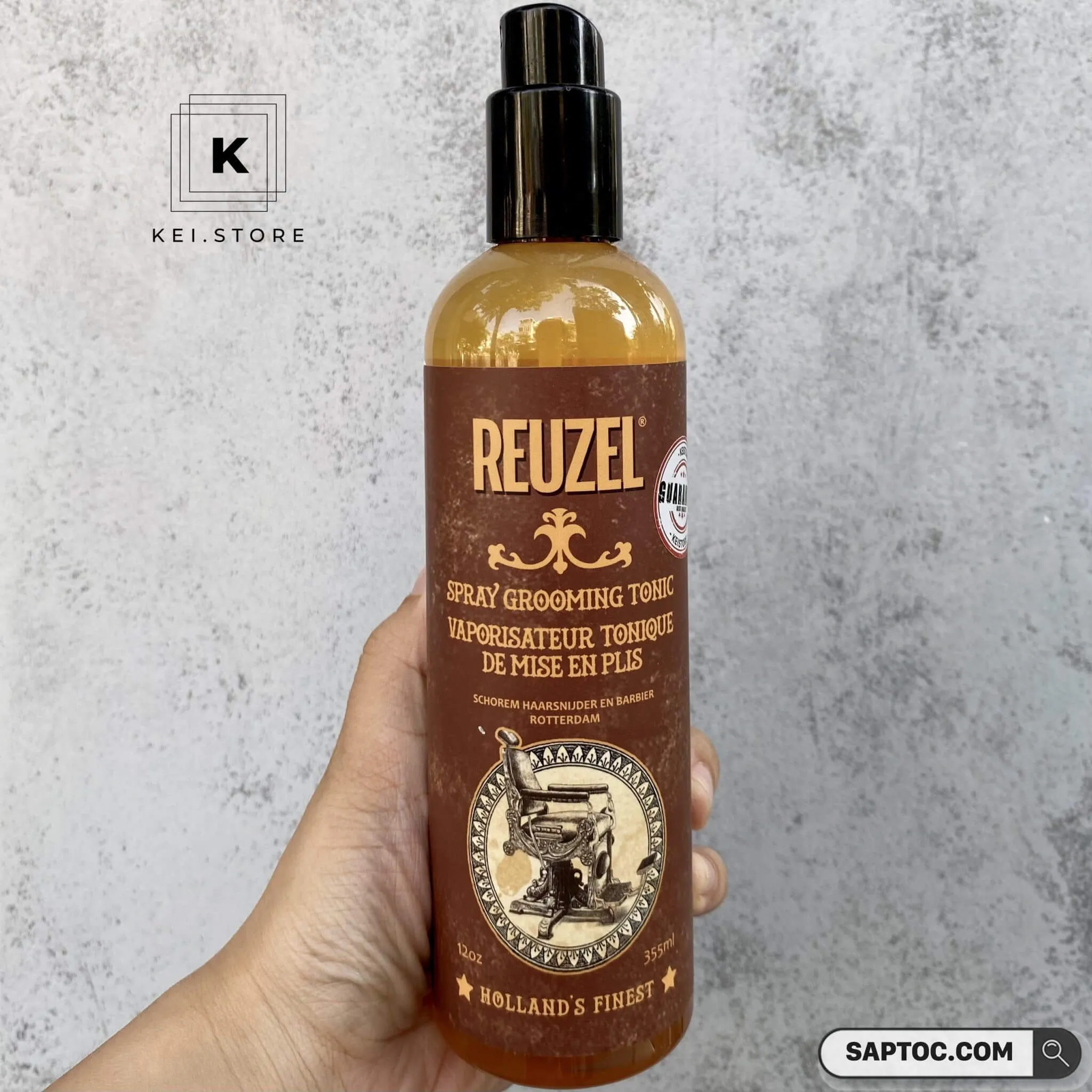 Lọ Reuzel Grooming Tonic màu xanh dương đậm có vòi xịt và nhãn in hình lợn