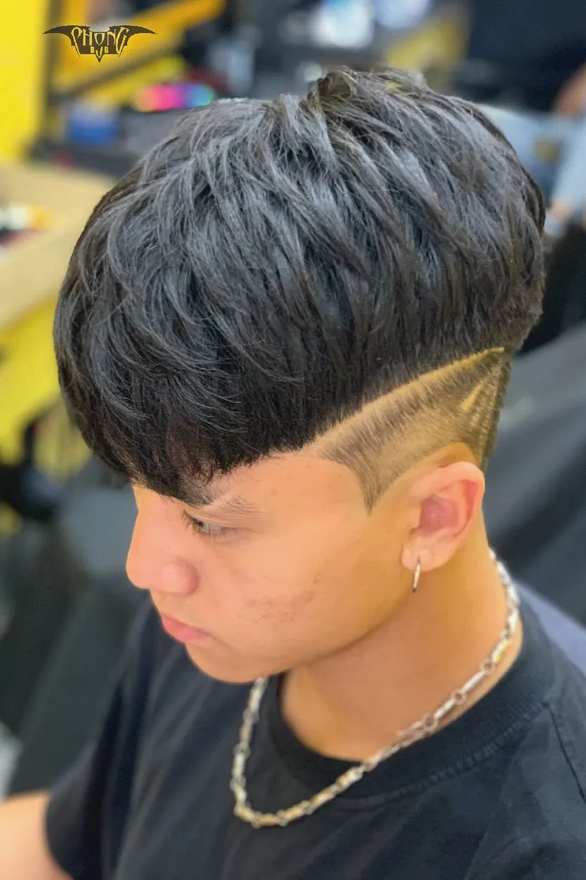 Một người mẫu nam với mái tóc thẳng và mềm mượt sau khi thực hiện kỹ thuật Soften Hair