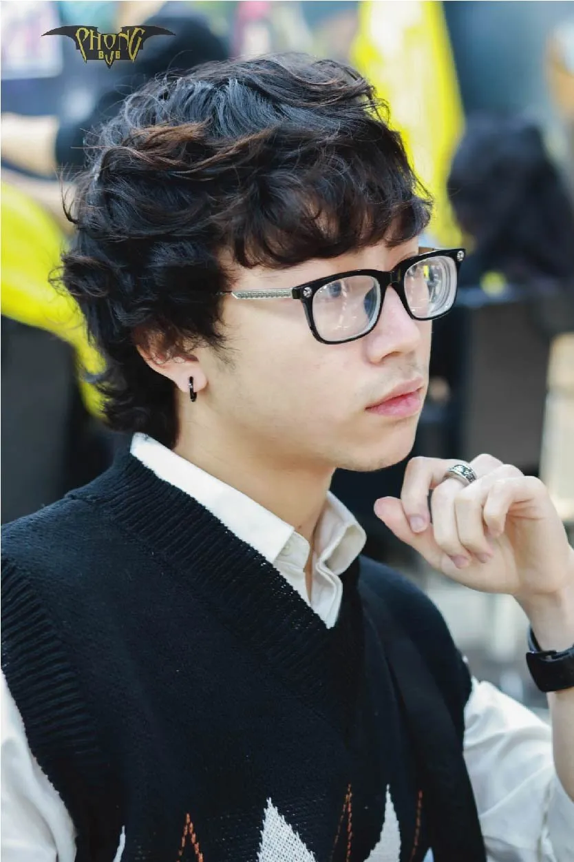 Hình ảnh một người đang gội đầu cẩn thận, minh họa nguyên tắc không gội đầu sau khi uốn để giữ cho tóc xoăn lâu