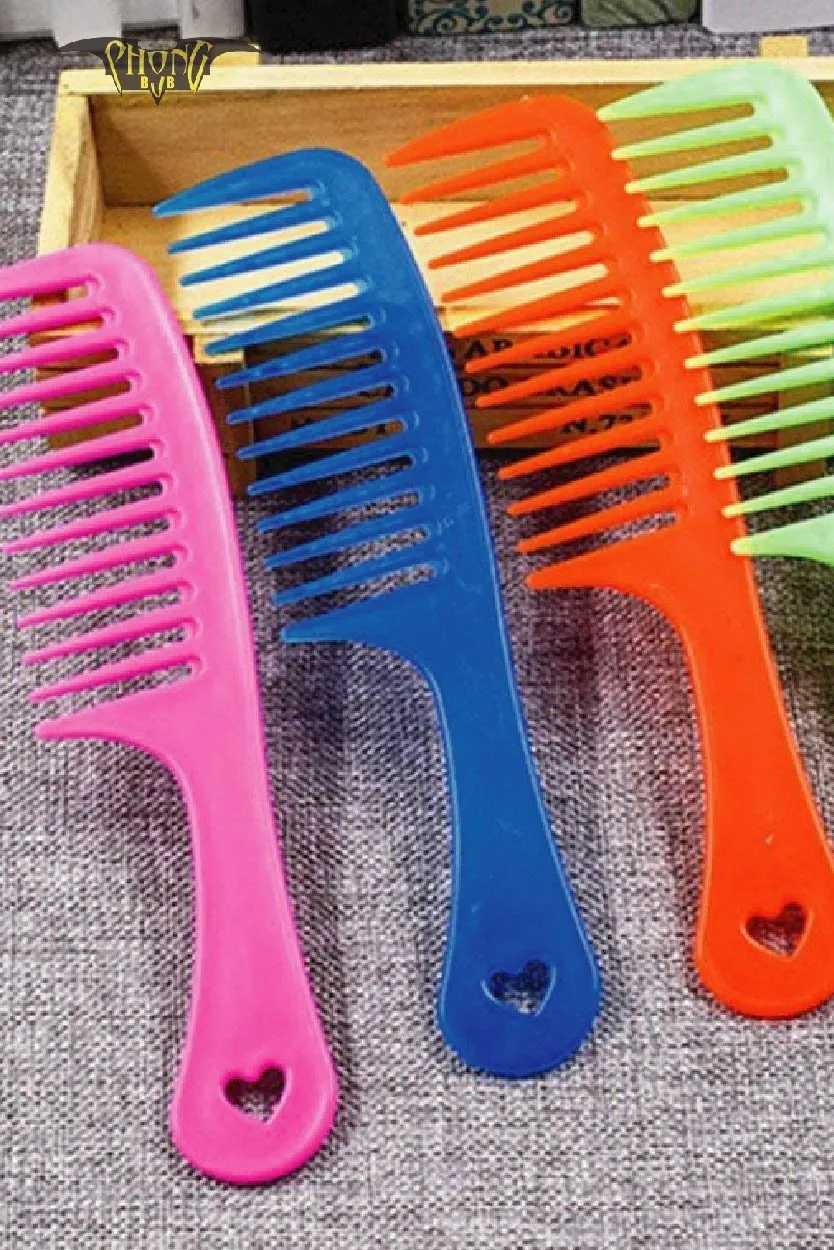 Hình ảnh một chiếc lược răng thưa, nhấn mạnh việc dùng lược răng thưa thay vì lược răng dày để bảo vệ nếp tóc xoăn