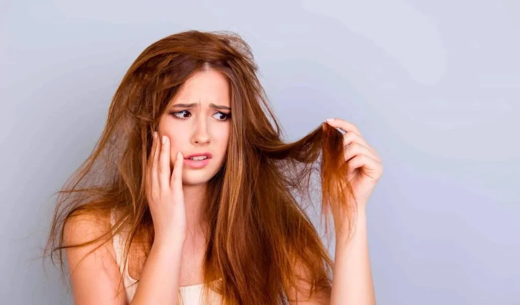 Hình ảnh một người đang massage da đầu với tinh dầu bưởi để kích thích lưu thông máu và mọc tóc